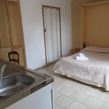 Cafe De La Place Gite & Chambres D'Hotes "Lou Pastre" Lanuéjols Dış mekan fotoğraf