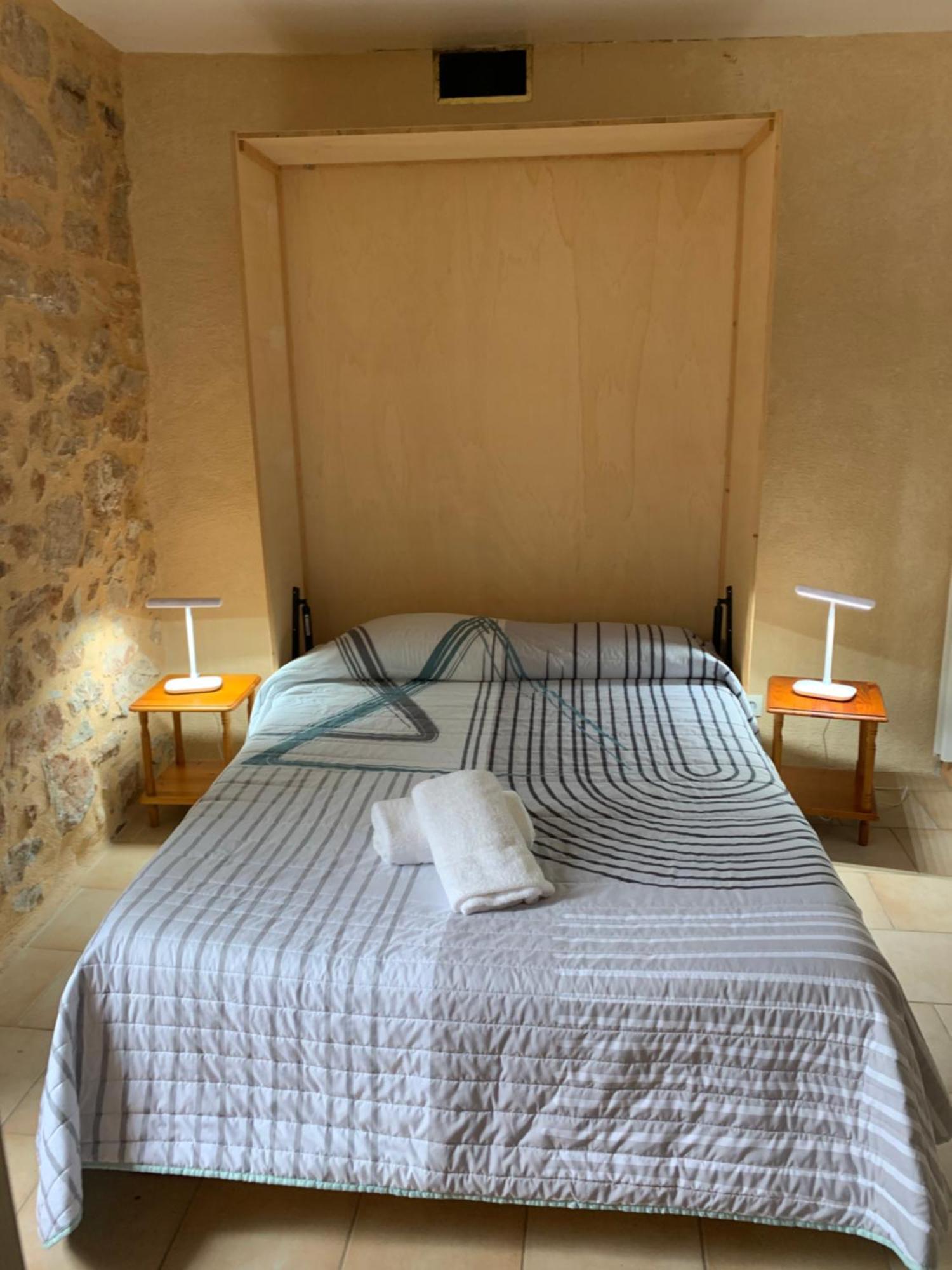 Cafe De La Place Gite & Chambres D'Hotes "Lou Pastre" Lanuéjols Dış mekan fotoğraf