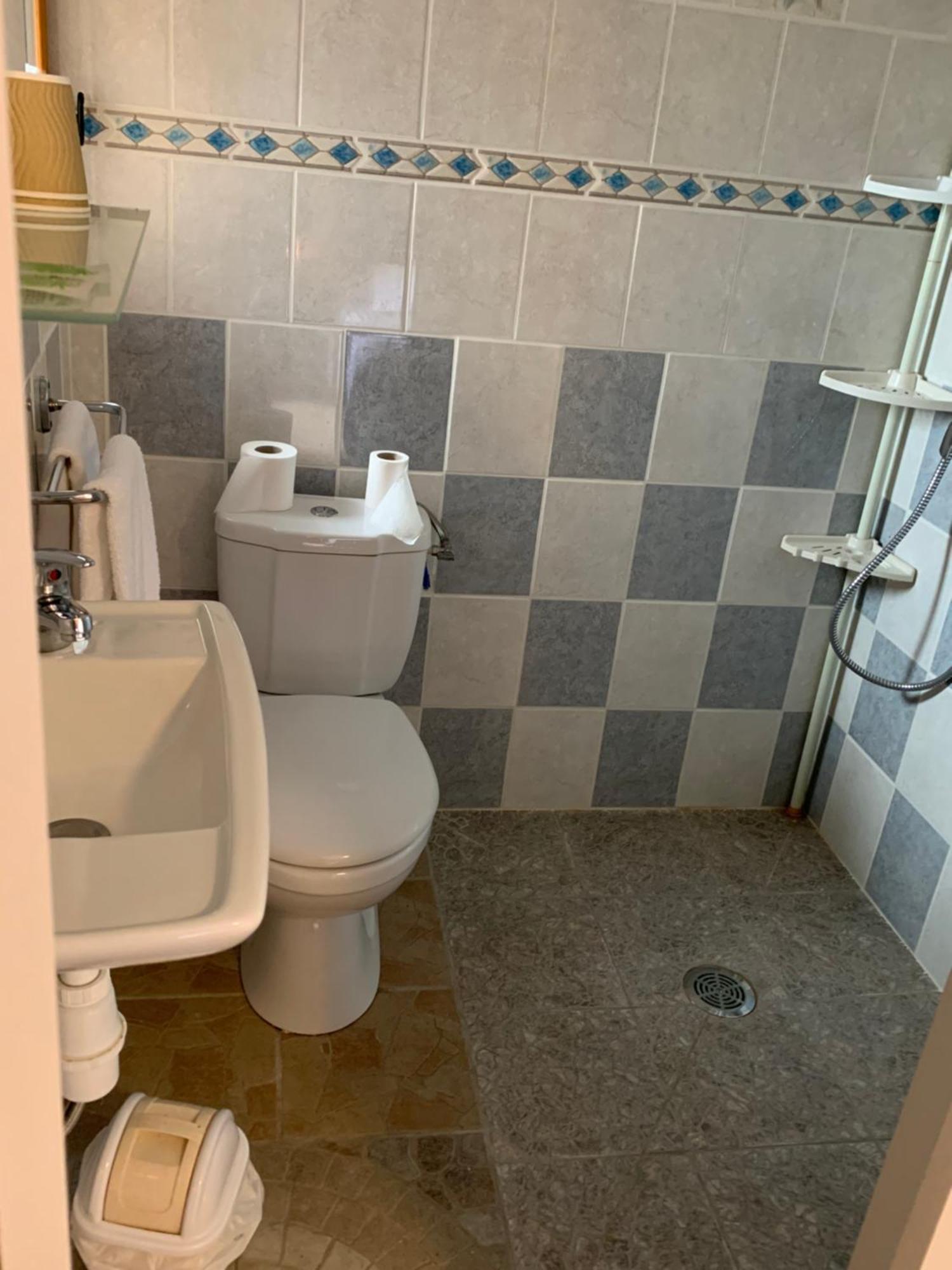 Cafe De La Place Gite & Chambres D'Hotes "Lou Pastre" Lanuéjols Dış mekan fotoğraf
