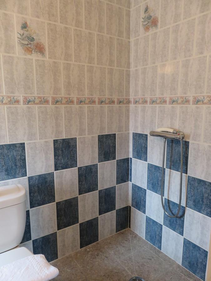 Cafe De La Place Gite & Chambres D'Hotes "Lou Pastre" Lanuéjols Dış mekan fotoğraf