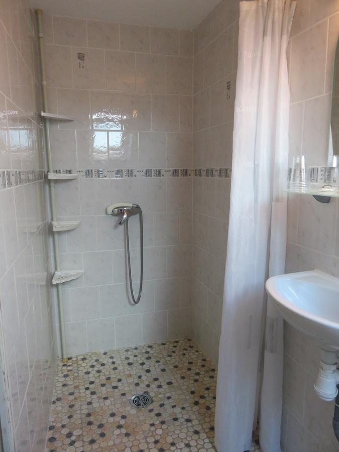 Cafe De La Place Gite & Chambres D'Hotes "Lou Pastre" Lanuéjols Dış mekan fotoğraf