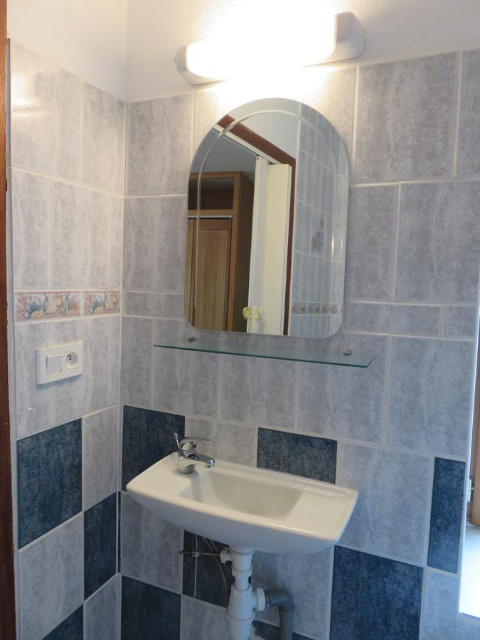 Cafe De La Place Gite & Chambres D'Hotes "Lou Pastre" Lanuéjols Dış mekan fotoğraf