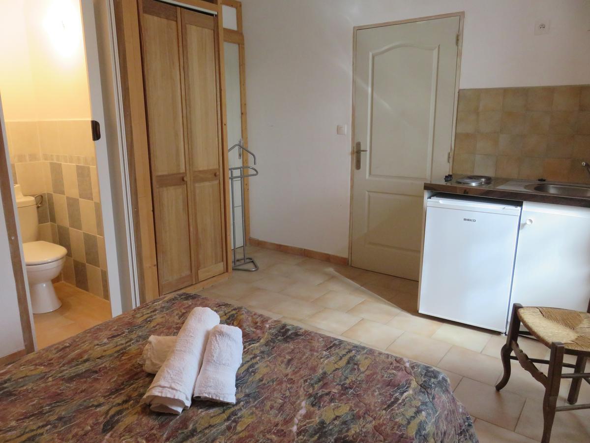 Cafe De La Place Gite & Chambres D'Hotes "Lou Pastre" Lanuéjols Dış mekan fotoğraf