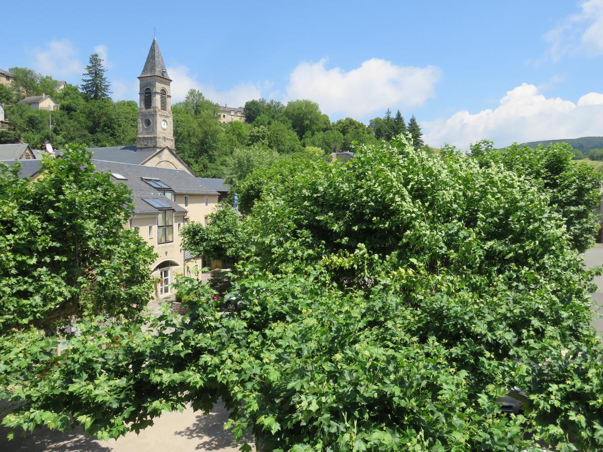 Cafe De La Place Gite & Chambres D'Hotes "Lou Pastre" Lanuéjols Dış mekan fotoğraf