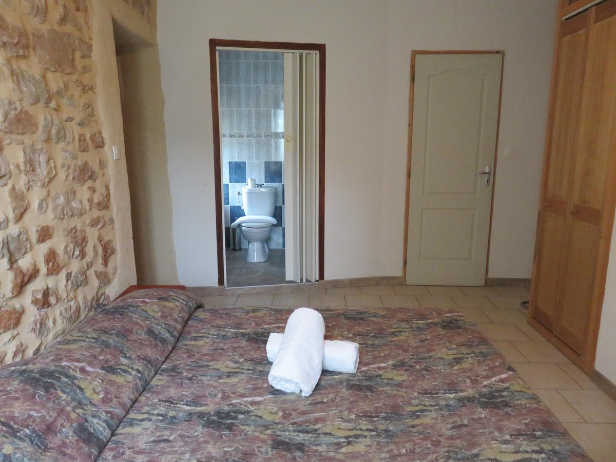 Cafe De La Place Gite & Chambres D'Hotes "Lou Pastre" Lanuéjols Dış mekan fotoğraf