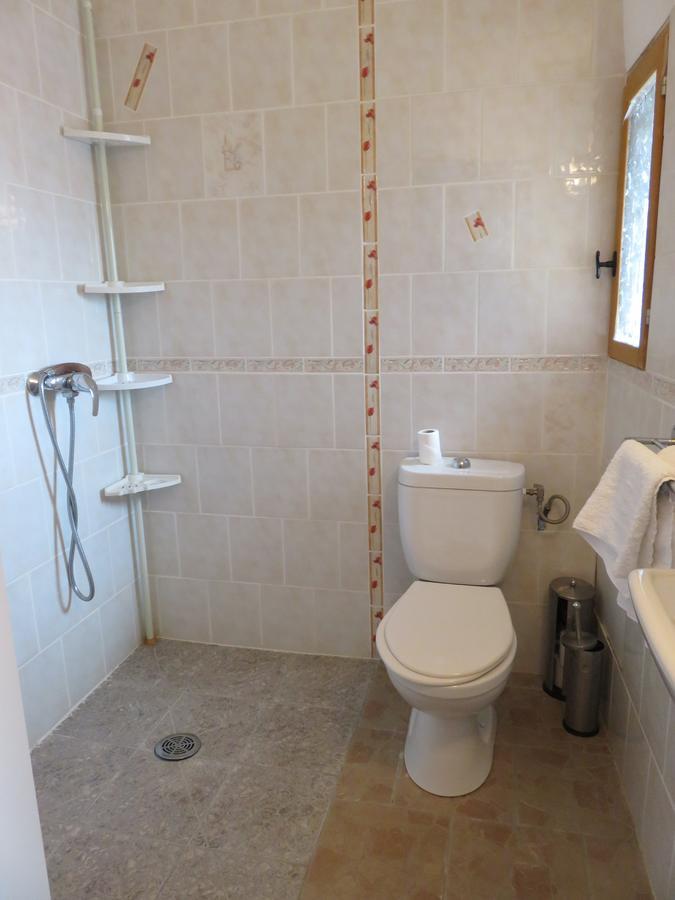 Cafe De La Place Gite & Chambres D'Hotes "Lou Pastre" Lanuéjols Dış mekan fotoğraf